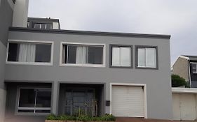 Stunning Apartment With Ocean Views And Table Mountain